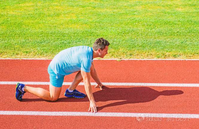 成人跑步者在体育场准备比赛如何开始运行运动动机的概念男运动员运动